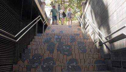 Obra expuesta en las escaleras de Rambla Catalunya.