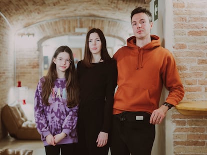 Yasia, con sus padres, Mila y Kirill, fotografiados en el centro de Barcelona.