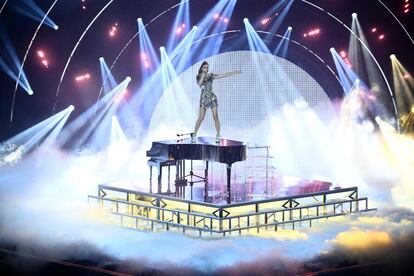 La cantante Emma Muscat, representante de Malta, subida al piano durante su interpretación.