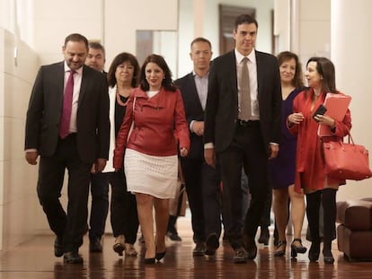 Socialist leader Pedro Sánchez and party deputies in Congress.