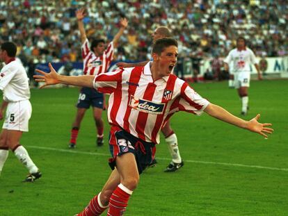 Fernando Torres, del Atlético de Madrid, celebra su gol frente al Albacete el 3 de junio de 2001. 