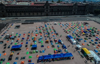 Vista aérea del campamento instalado sobre la plancha del zócalo de Ciudad de México.