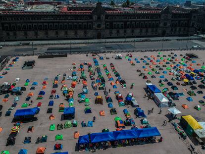 Vista aérea del campamento instalado sobre la plancha del zócalo de Ciudad de México.