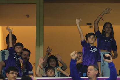 Antonela Roccuzzo (a la derecha), esposa de Lionel Messi, y parte de la familia saludan desde la grada del estadio Lusail antes del partido.
