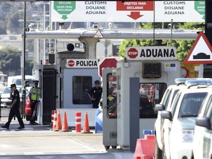 Polic&iacute;a espa&ntilde;oles y gibraltare&ntilde;os en el control fronterizo.