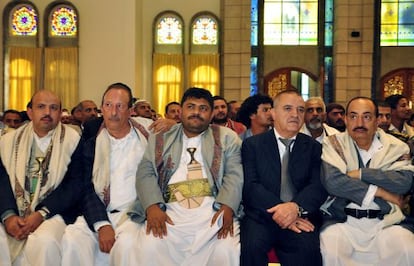 El presidente del Consejo transitorio Mohammed Ali al Huti (al centro) asiste a una reunión tras el anuncio de la disolución del Parlamento.