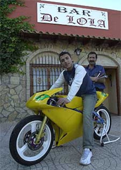 Ángel Rodríguez, junto a su padre, en el bar familiar.