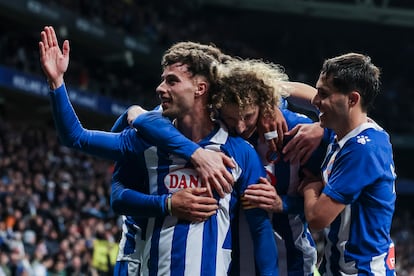 Javi Puado (izquierda) celebra el primer gol del Espanyol ante el Valladolid.