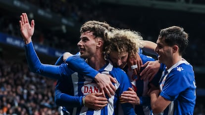 Javi Puado (izquierda) celebra el primer gol del Espanyol ante el Valladolid.