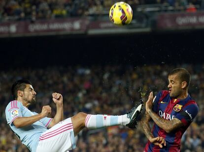 El jugador del Barcelona Dani Alves (d) y el del Celta Nolito en un momento del partido. 