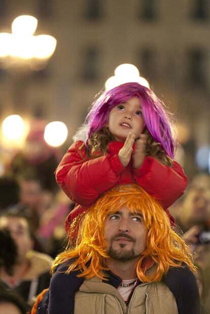 Un hombre y una niña con las clásicas pelucas adquiridas junto a la Plaza Mayor.