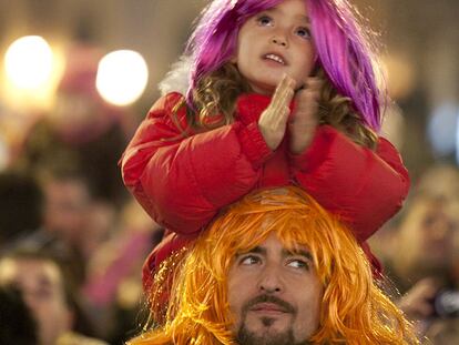 Un hombre y una niña con las clásicas pelucas adquiridas junto a la Plaza Mayor.
