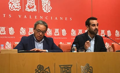 Los socialistas Manolo Mata, a la izquierda, y José Muñoz durante su comparecencia hoy en las Cortes Valencianas. 