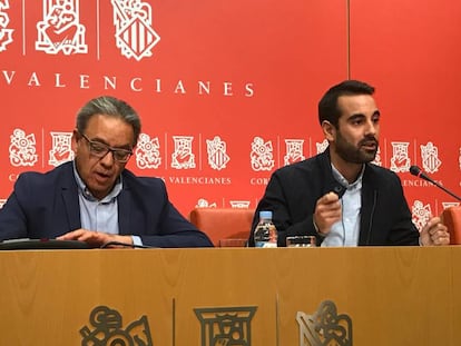Los socialistas Manolo Mata, a la izquierda, y José Muñoz durante su comparecencia hoy en las Cortes Valencianas. 