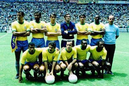 Félix, cuarto por la izquierda de pie, posa antes de un Brasil-Uruguay (3-1) de México 70.