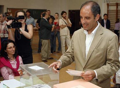 El candidato del PP a la presidencia de la Generalitat, Francisco Camps, ha votado en el Instituto Lluis Vives de Valencia. Camps ha definido la jornada electoral como un día "hermoso, ilusionante, democrático, de fuerza y de absoluta ambición" y ha destacado que es la primera convocatoria que se celebra con el Estatuto de Autonomía reformado.