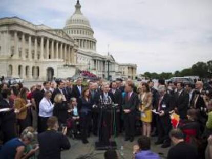 El senador republicano por Kentucky, Mitch McConnell (c), ofrece una rueda de prensa junto a otros congresistas y líderes del movimiento derechista Tea Party, frente al Capitolio de Washington, EEUU, el 16 de mayo del 2013, para pedir que se realice una auditoría al Servicio Interno de Impuestos (IRS).