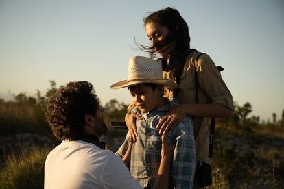 Santiago y Mariana Arriaga dirigen a un actor durante el rodaje de la película. 