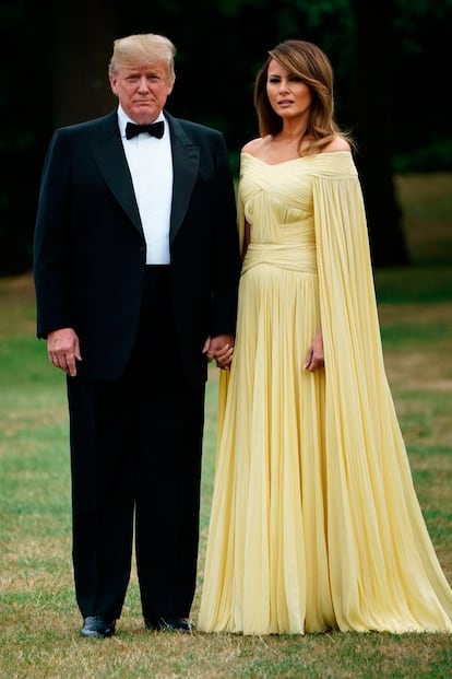 Trump y Melania, con un vestido amarillo vaporoso de J. Mendel.