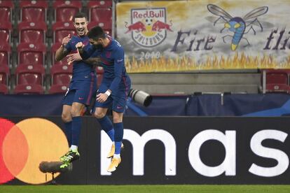 Mario Hermoso y Carrasco celebran el gol del primero, este miércoles en Salzburgo.