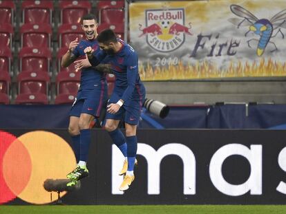 Mario Hermoso y Carrasco celebran el gol del primero, este miércoles en Salzburgo.