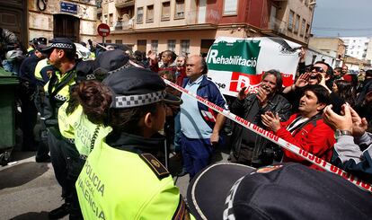 Efectivos de la Policía Municipal de Valencia han establecido un cordón para intentar contener la protesta de los vecinos.