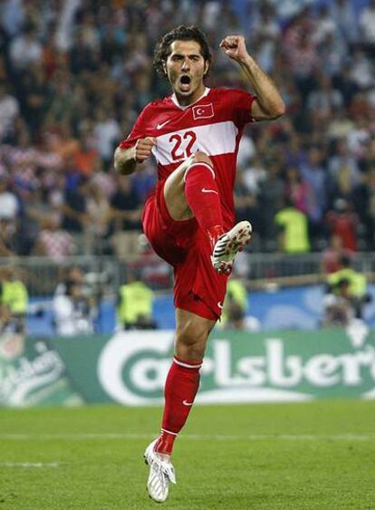 Hamit Altintop celebra la victoria de Turquía sobre Croacia.