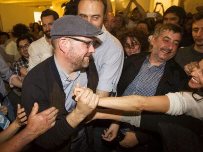 El futuro alcalde de Santiago por Compostela Aberta, Marti&ntilde;o Noriega, es felicitado por los militantes en la noche electoral del 24-M.