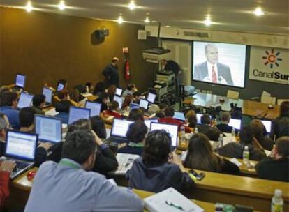 Los periodistas siguieron el debate en Canal Sur de los cuatro candidatos la noche del martes.