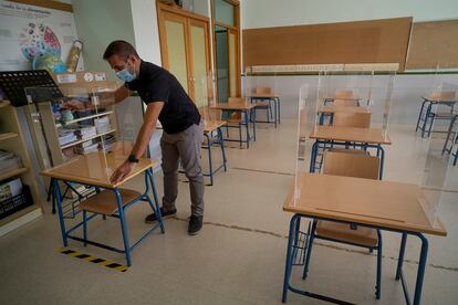 Instalación de mamparas de seguridad en las mesas de un colegio de El Rubio (Sevilla).