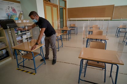 Instalación de mamparas de seguridad en las mesas de un colegio de El Rubio (Sevilla).