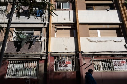 La necesidad de rehabilitación del barrio del Besòs es visible y en algunas fincas los vecinos aseguran que la zona "se cae". La imagen es de la semana pasada.