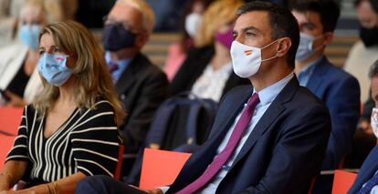 El presidente del Gobierno, Pedro Sánchez, y la vicepresidenta segunda y ministra de Trabajo, Yolanda Díaz.