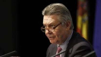 El comisario europeo de Comercio, Karel De Gucht, durante su intervención en la presentación de un informe sobre el comercio trasanlántico. EFE/Archivo