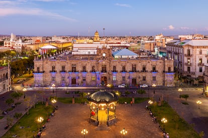 La plaza de Armas en Guadalajara (Jalisco).