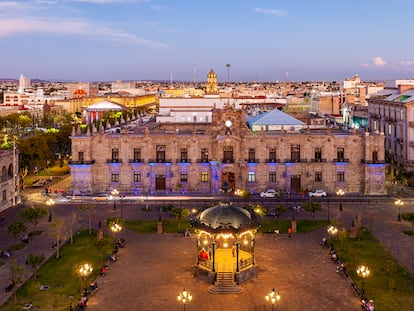 La plaza de Armas en Guadalajara (Jalisco).