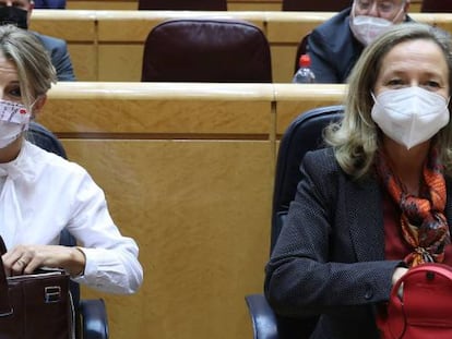 Las vicepresidentas Yolanda Díaz (izquierda) y Nadia Calviño en el Senado.