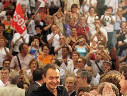 Zapatero durante el mítin que dio ayer en Valencia.