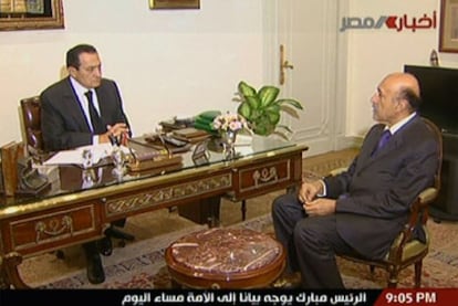 Mubarak (izquierda) despacha con el vicepresidente Suleimán, en una imagen de la televisión egipcia.