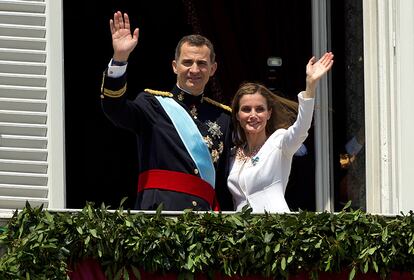 El rey Felipe VI y la reina Letizia saludan desde el balcón del Palacio Real.