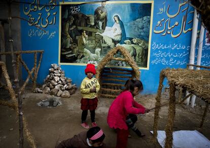 Niños paquistaníes preparan la Navidad en Islamabad, Pakistán.