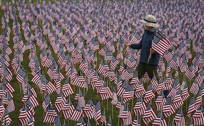 Un niño camina en medio de 3.000 banderas que han sido puestas en el parque Winnetka, Illinois, en memoria de los fallecidos del 11 de septiembre.