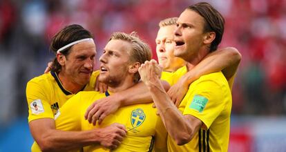 Los jugadores suecos abrazan a Forsberg tras su gol.