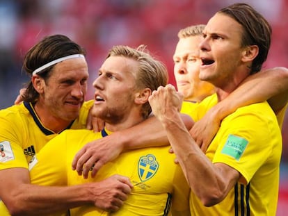 Los jugadores suecos abrazan a Forsberg tras su gol.