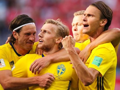 Los jugadores suecos abrazan a Forsberg tras su gol.