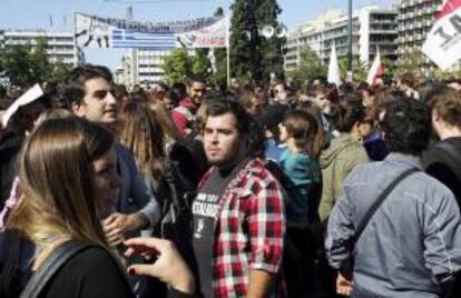 Miles de personas se concentran en la plaza central de Syntagma para participar en una de las manifestaciones convocadas por los sindicatos contra las medidas de austeridad, en Atenas. EFE/Archivo