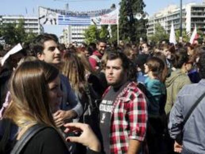 Miles de personas se concentran en la plaza central de Syntagma para participar en una de las manifestaciones convocadas por los sindicatos contra las medidas de austeridad, en Atenas. EFE/Archivo