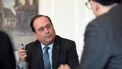 El expresidente francés François Hollande, durante la entrevista en su oficina de París este lunes.