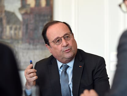 El expresidente francés François Hollande, durante la entrevista en su oficina de París este lunes.