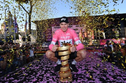 Froome, con el trofeo de ganador del Giro 101.